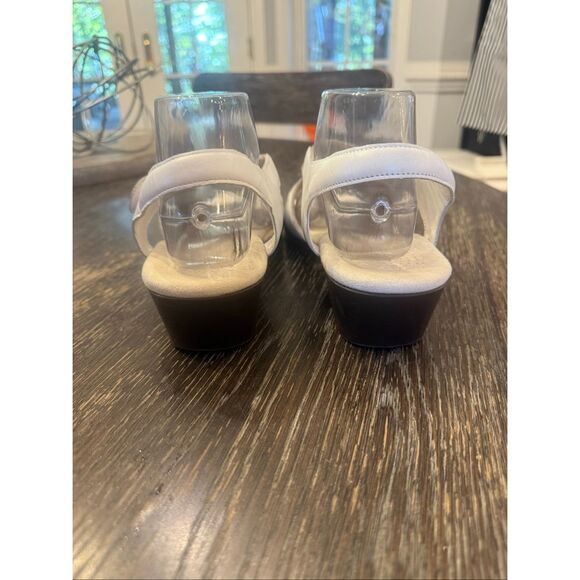 SAS White Low Heel Sandals sz 10 style C5930580 - Picture 5 of 6